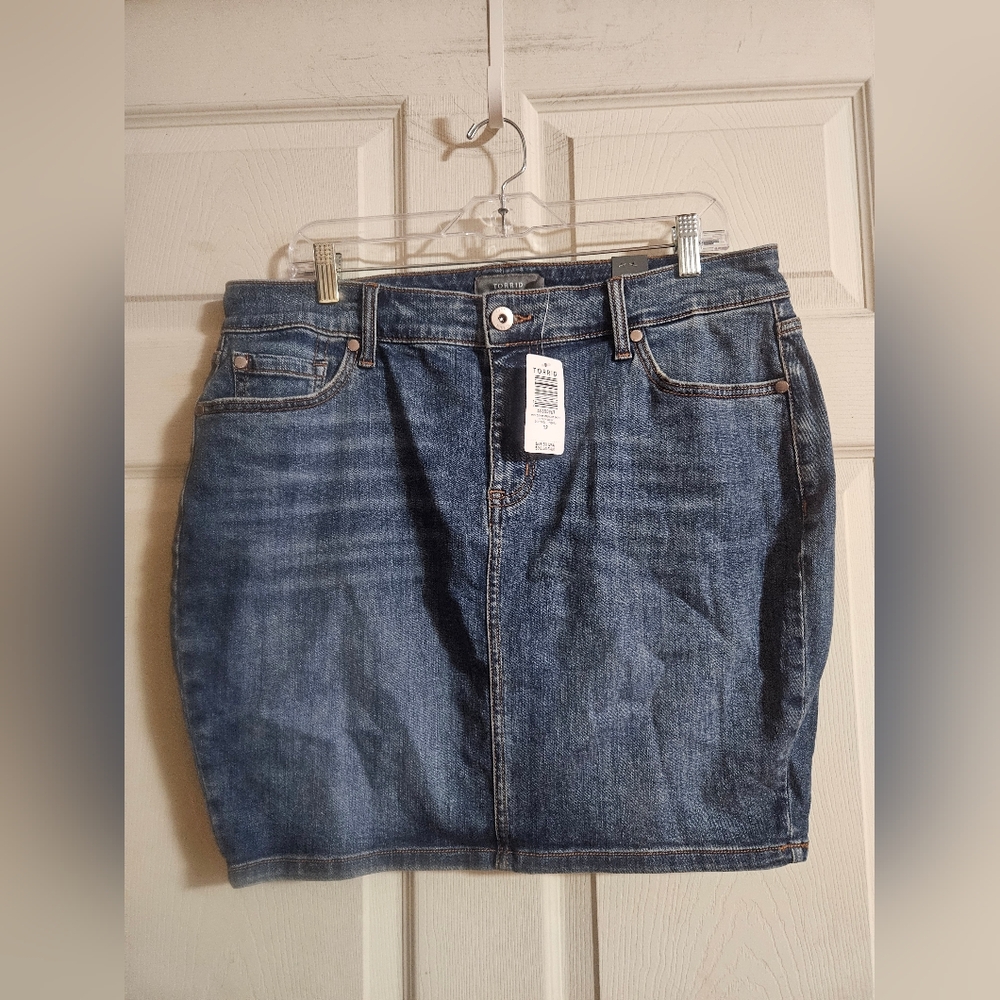 TORRID DENIM MINI SKIRT: NEW WITH TAGS: SIZE 12
